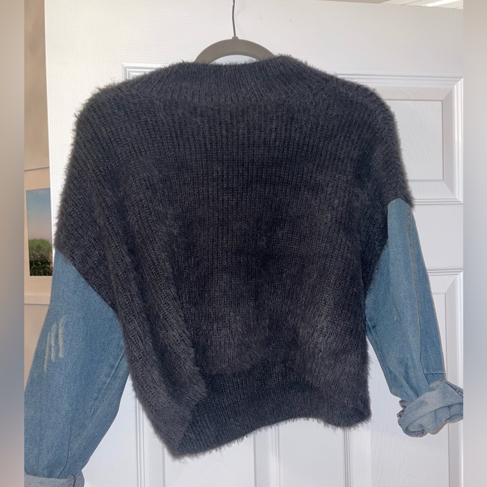 Grey soft sweater with denim sleeves
